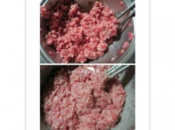 step1: 肉餡加入白胡椒.鹽.醬油.米酒.鮮味炒手.太白粉.米酒.和玉米罐頭瀝出的湯汁.順食鐘方向打到有點黏性