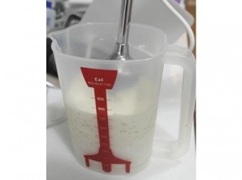 step3: 拿起我的貝印粉紅攪拌棒開始打囉^^ 打到變成濃湯狀態唷~~~