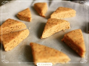 step5: 將奇亞籽倒入攪拌均勻，再把麵團整理為四方型再對切後重疊，重複兩次（不要觸碰切面）