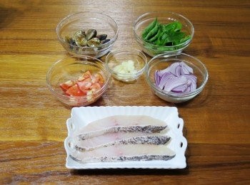 step1: 1.先準備好所需<span class="group_1">材料</span>如照，
珍珠龍膽魚切片使用前移至冷藏，讓其自然解凍，
勿直接水洗才不會影響魚肉鮮美口感，(然後餐巾紙擦拭乾水份)
搭配蔬果切成適當大小備用