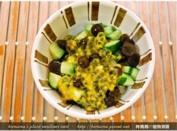 step5: 將百香果肉與檸檬汁一同放入碗中，將所有<span class="group_1">食材</span>攪拌。