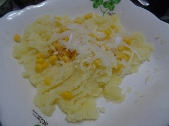 step2: 加入芝士碎， 粟米粒和洋蔥茸 ;  加糖，鹽各1/3茶匙撈勻