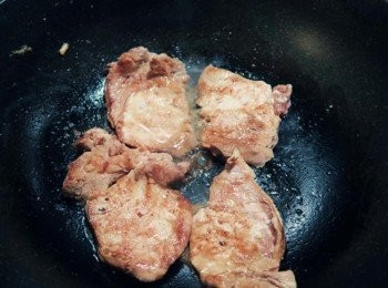 step3: 熱鍋里肌下鍋乾煎