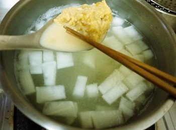 step2: 起滾水鍋煮軟蘿蔔後下淡味增