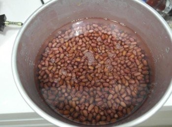 step3: 倒入洗乾淨的紅豆裡頭~~ 有發現紅豆已經長大變胖了嗎^^?呵呵~~