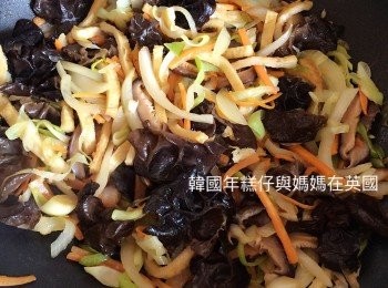 step9: 加入浸軟雲耳和韓國魚片炒諗然後倒入炒菜醬汁炒一會熄火，