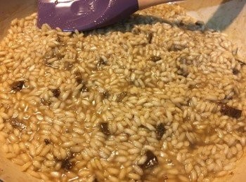 step7: 跟住加入香牛肝菌繼續煮, 重覆加湯攪伴, 煮多約10分鐘, 把剩餘既湯倒入後攪勻, 加蓋熄火焗約7-8分鐘
