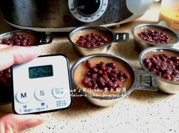 step9: 5分鐘後加入紅豆再蒸20分鐘 , 盛起待涼15分鐘後用竹簽起出糕點