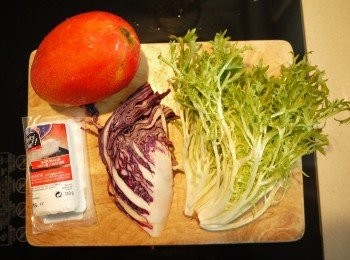 step1: 先將生菜沙拉(綠捲鬚)洗淨瀝乾；盡量將生菜的水分去除,才不會因為殘留的水而將沙拉醬稀釋了