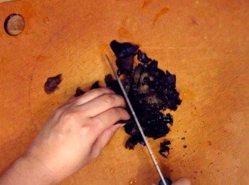 step3: 雲耳浸發瀝乾後，切細絲