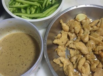 step3: 加入適量油及蒜粒以中火炒雞絲到全熟做可，亦同樣待涼備用。