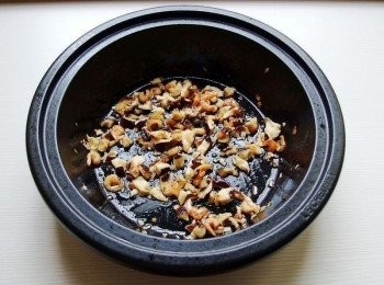 step3: 準備一個寬口的鍋(亦可將米飯所有材料拌炒後用電鍋燉煮),倒入適量的油加熱後,爆香紅蔥頭及香菇和蝦米。