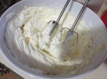 step1: 黄油室温软化，稍微打软，加入糖粉,鹽搅拌至发白