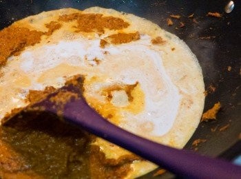 step7: 炒香喇沙醬後落兩鑵椰奶繼續炒。