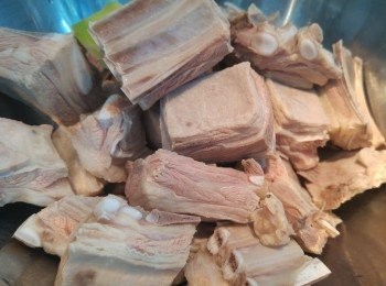 step1: 將冬菇浸軟後,再用一舊薑煲一煲熱水,將羊腩飛水約兩三分鐘,可飛走羊肉的雜質和血水。