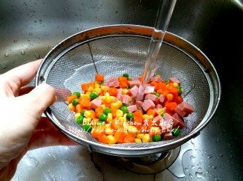 step2: 期間將火腿扒切粒 , 連同雜豆用水沖一沖洗及瀝乾 , 唐生菜切絲