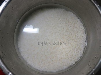 step1: 泰國香米浸泡至少1小時 (泡米的時間可以拿來備料.節省時間)