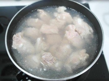 step1: 將小排骨用滾水川燙一下~~ 無血水即可撈起瀝乾水分備用!!!