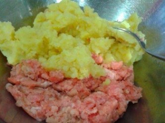 step2: 将粟米浆，猪绞肉，马铃薯和调味料充份混合均匀。