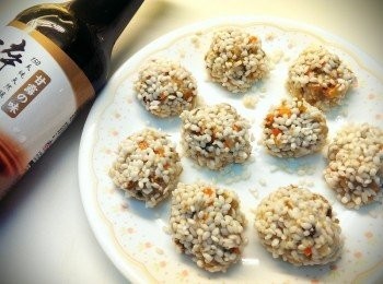 step3: 把餡料成糰後沾上糯米