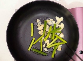 step3: 在鍋中加入少量酒，加入蔥蒜爆香