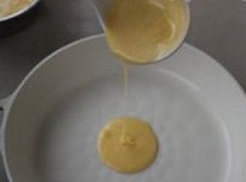 step7: 在平底不粘鍋中垂直倒入一勺麵糊，讓麵糊自然形成圓形