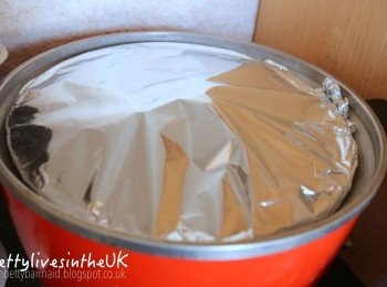 step4: 整個鍋子包上錫箔紙，防止電鍋蒸汽跑到滴雞精裡了。然後放進大同電鍋裡