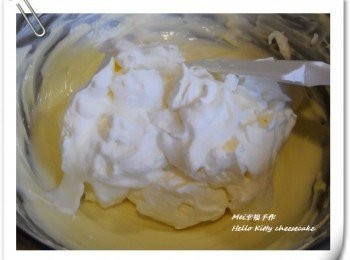 step5: 動物鮮奶油打發之後，再倒入4裡面攪拌均勻，然後再倒入模具裡面，放入冰箱冷藏1小時以上