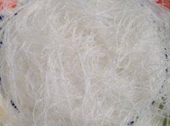 step3: 粉絲泡軟，放在盤子上打底。