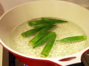 step1: 秋葵放入滾水中川燙後放入冰水中漂涼備用。山藥去皮切長條狀。