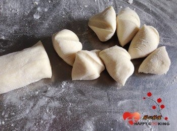 step3: 取出適量揉成長條狀,再切成20G左右的<span class="group_1">麵糰</span>