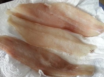 step1: 急凍石班魚柳解凍洗淨後用廚房紙吸乾水份,切件