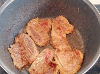 step5: 牛仔骨煎至7成熟,盛起備用。
