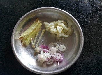 step3: 薑絲，乾蔥，蒜頭