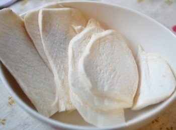 step2: 再把杏鮑菇切成薄片狀