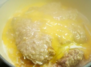 step7: 牛肉可以的話, 打蛋上面(衰左!所以下次應該挖個凹位!) 蓋上煲蓋用最小火煲1分鐘