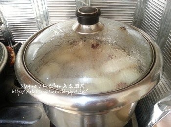 step6: 繼續用中火煲15分鐘後蓋上蓋轉慢火煲2 1/2小時