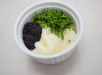 step3: 準備醬汁，將番茜切碎與松露醬及沙律醬拌勻