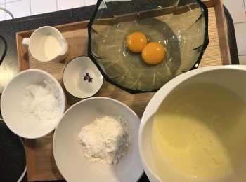 step1: -將蛋黃、牛奶/酪奶、雲呢拿香油攪勻
-加入過篩低筋麵粉及泡打粉，拌匀
-用另一個容器倒入蛋白，加入白醋、雲呢拿香油，用打蛋器發打
-分兩次加入砂糖，繼續用打蛋器拌勻
-發打至蛋白企身，最少3分鐘
-將蛋白輕力拌入蛋黃粉漿
