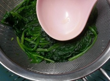 step3: 隔去水份,再壓出多餘水份