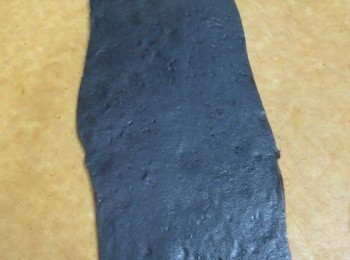 step7: － 芒果去皮去核切條
－ 老娘習慣將芝麻卷切去頭尾後切好大小，再攤開放好芒果條捲好，用剪刀修一修凸出來的芒果就ok了！這樣比捲好芒果再切容易處理
－ 最後煮椰汁漿，粟粉加水拌勻，椰汁加糖小火煮溶後，見冒起泡泡後，邊攪拌邊逐少加入粟粉水，至自己想要的稠度，淋上芝麻芒果卷即可
   （不愛椰汁漿或家中沒有不想出去買也可省掉的！）