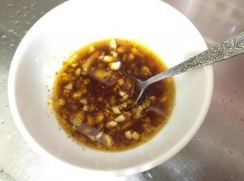 step9: 小碗加入醬油和蒜末拌在一起, 加一點胡椒做涼拌<span class="group_2">醬料</span> (之後再加入魚露和椒麻醬)