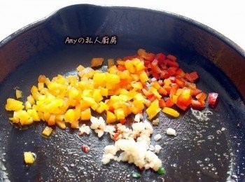 step4: 利用煎完魚片的油脂,放入蒜末及彩色甜椒丁拌炒,最後放入巴西里即完成