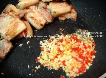 step5: 肉片先撥至鍋旁，放進<span class="group_2">爆香材料</span>，改用「小火」爆香。(約3分鐘)