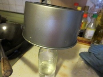 step9: 烤完后立即打开烤箱，将模具拿出，离地10CM落下，然后立即翻转模具（开口朝下），做这两步的时候要麻利点哦，冷却后脱模。（出炉的时候摔模是为了让蛋糕内部的热空气散发出来一部分，不会变得湿答答的。倒扣是为了让蛋糕保持形状不回缩）