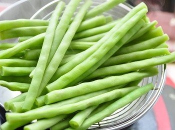 step2: 先挑選大約長度的四季豆洗淨後，去掉頭尾蒂頭川燙撈起放涼或冰鎮於水中