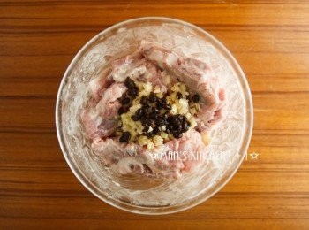 step4: 再來加入蒜末與豆豉並混合均勻。