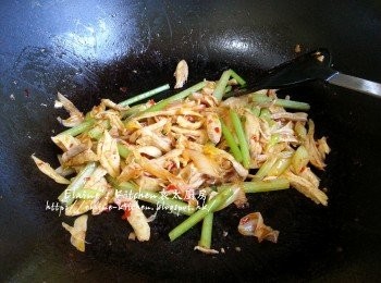 step7: 燒紅鑊 , 將京蔥放入鑊中炒香後加入2湯匙豆瓣醬及1湯匙水拌勻