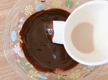 step2: 加入百利甜酒，混合後待用。