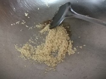 step3: 白芝麻用小火翻炒約5分鐘，白芝麻變金黃色便為炒熟。